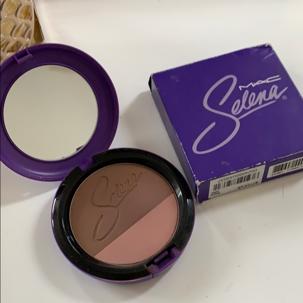 Selena's MAC powder blush